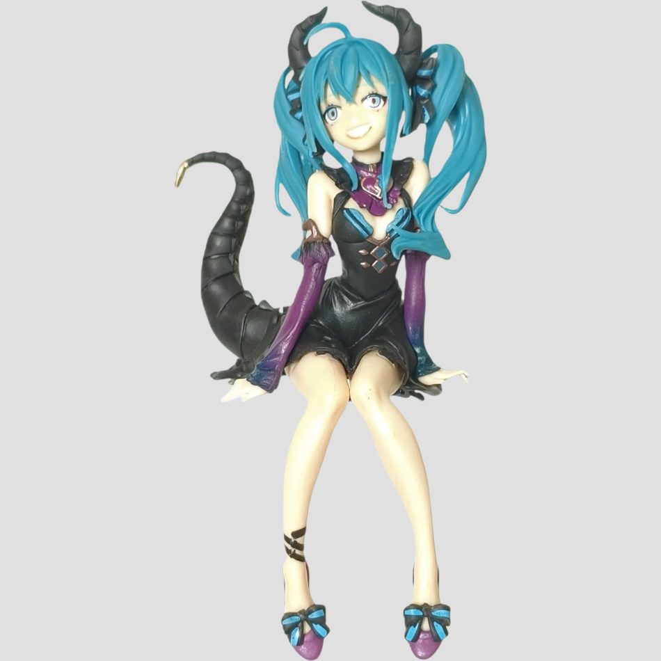 Figurine Hatsune Miku assise en diablesse noire - 15 cm Vocaloid de face