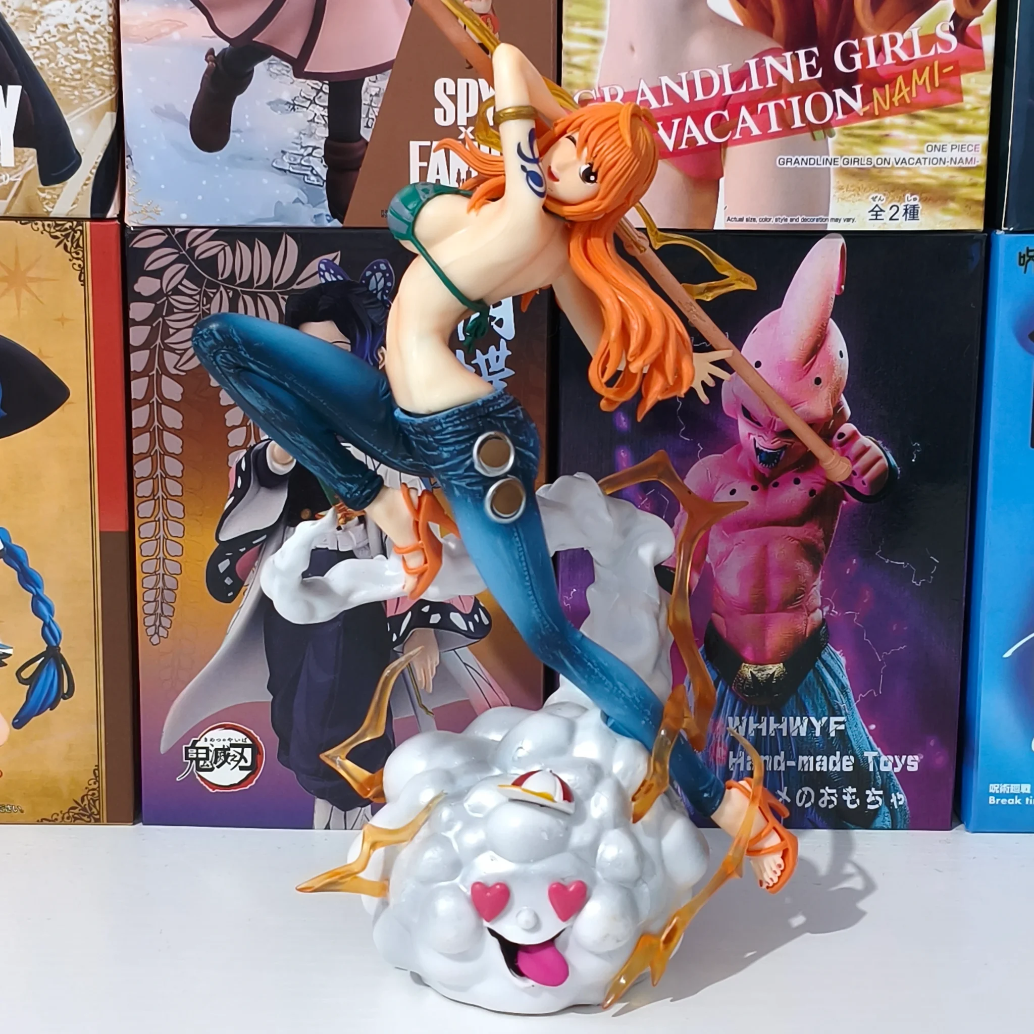 ONE PIECE Figurine Nami en pantalon accompagnée de Zeus