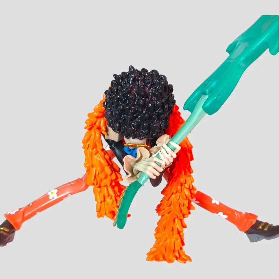 Brook avec sa guitare One Piece de face