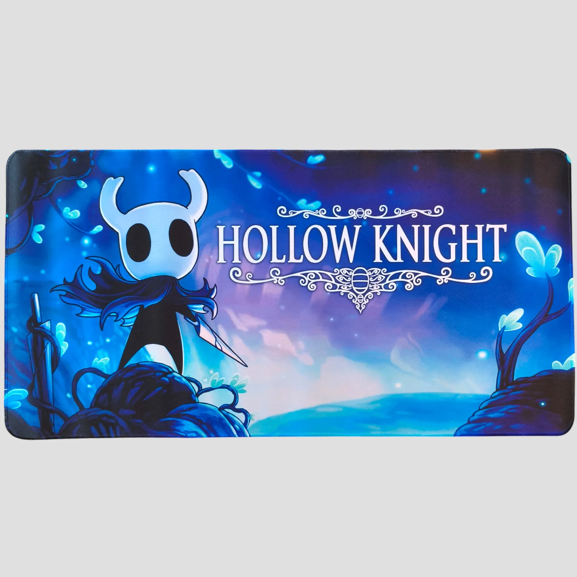 Tapis de souris Hollow Knight – Petit Chevalier sur fond bleu de face